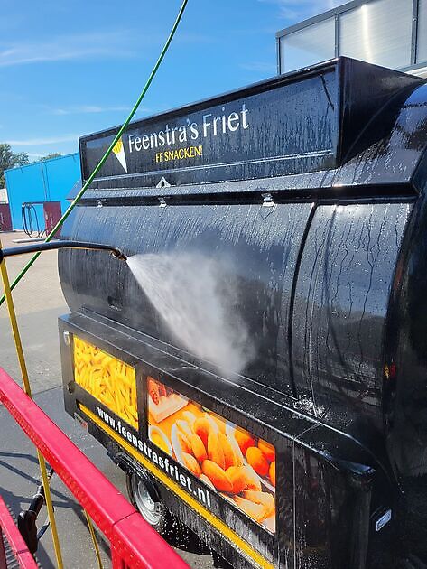 Na al het harde werken kan de Foodtruck weer gepoetst de loods in. - Feenstra's Friet