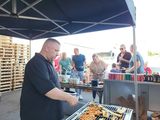 Feenstras BBQ während der Firmenfeier der PKF Post Feenstra's Friet