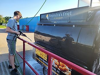 Foodtruck poetsen voor TT Assen Feenstra's Friet