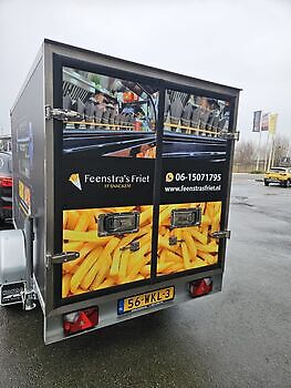 De Feenstra's friet koelwagen nu ook eindelijk omgetoverd in onze huisstijl! Feenstra's Friet